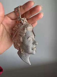 Pendentif Queen Elizabeth en argent 925 plaqué or rose, diamant moissanite taille brillant rond, bijou de luxe et de caractère - Product Image 4