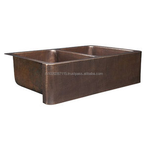 Évier de cuisine en cuivre aux tons chauds assorti à des robinetterie en laiton, un look cohérent pour des designs de cuisine élégants et coordonnés - Product Image 1