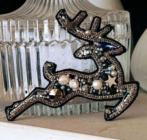 Broche Bordado a Mano con Cuentas para un Estilo Moderno, Pin de Lujo Hecho a Mano con Diseño de Bordado Intrincado - Product Image 4