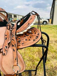 Silla de montar western para caballo, hecha a mano, de cuero genuino, tipo barril, con cincha ancha y duradera para equitación. - Product Image 4