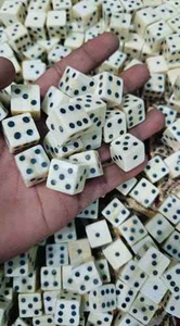 Juego de Dados de Hueso Vikingos/Medievales D6, Juego de 6 Dados - (9/16 Pulgadas o 14-15 mm) Gruesos (Hueso, 14 mm) - Product Image 2