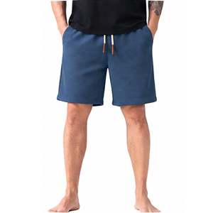 Shorts de détente personnalisés pour hommes en tricot gaufré, tissu texturé doux, taille à cordon de serrage, style streetwear décontracté, fournisseur OEM de vêtements en gros - Product Image 1
