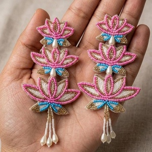 Boucles d'oreilles pendantes faites à la main en perles de rocaille roses motif lotus, bijoux ethniques tendance pour femmes, vente en gros - Product Image 2