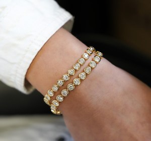 Pulsera de tenis chapada en oro de 10K para mujer con diamantes de talla brillante redonda y engaste de bisel, joyería clásica para bodas - Product Image 1