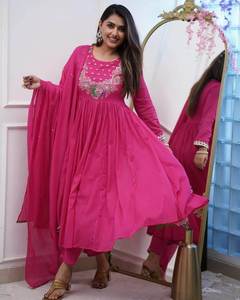 Dupatta en Chanderi doux avec robe en Chinnon brodée, col rond, manches trois quarts, disponible en tailles S à XXL - Product Image 1
