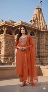 Ensemble Salwar Kameez traditionnel indien en rayonne avec broderies, pour les mariages et les fêtes, à prix abordable. - Product Image 4