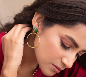 Boucles d'oreilles créoles vertes Mohave en laiton plaqué or 18 carats, faites à la main avec pierres précieuses naturelles, cadeau d'anniversaire pour femme - Product Image 1