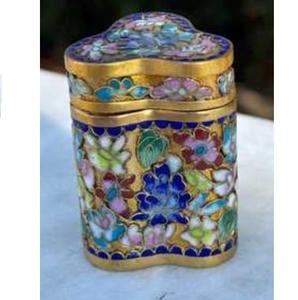 Conteneur en métal rose avec couvercle doré design, idéal pour conserver les noix, les collations et les fruits secs frais et bien rangés - Product Image 6