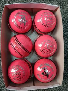 Pelota de críquet pakistaní curtida en alumbre, totalmente hecha a mano |   Hombres 156GM Mujeres 142gm Jóvenes 135gm | - Product Image 2