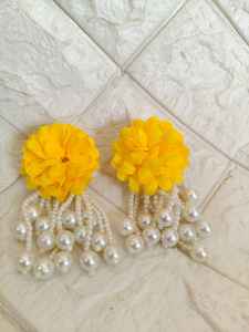 Pendientes de Perlas Florales Amarillos con Latkan |   Joyería para Bodas Indias/Pakistaníes, Haldi y Mehendi |   Recuerdo de Boda |   Joyería de Bollywood - Product Image 5
