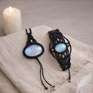 Collier en macramé noir fait main avec pendentif cabochon en pierre de lune, réglable, style bohème, bijou en pierre précieuse, cadeau pour femme - Product Image 1