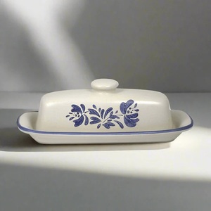 Pot à beurre de style campagnard avec couvercle à motif floral, plateau de service large, finition émaillée lisse, élégant pour la cuisine et la table - Product Image 1