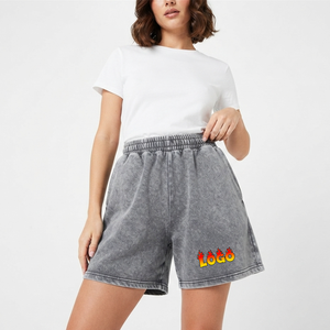 Shorts Grises de Cintura Alta para Mujer, Elásticos, Holgados, Casuales, de Algodón Tejido, Transpirables, Lavados, con Logotipo en la Pierna Derecha - Product Image 1