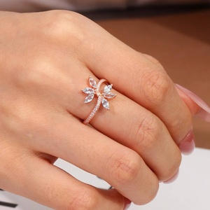 Anillo de Compromiso para Mujer con Diamante Natural Corte Pera CARATOVA DIAMONDS, Oro Amarillo de 10K, Regalo Ejecutivo, Venta al Por Mayor Personalizada - Product Image 2