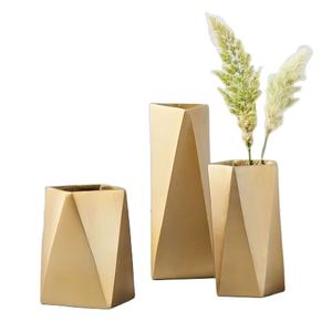 Elegante Jarrón Decorativo de Metal Color Dorado para Decoración de Interiores del Hogar, Hotel y Oficina - Product Image 4