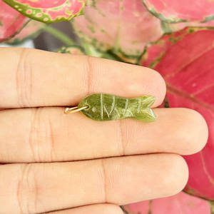 Pendentif poisson en péridot naturel sculpté à la main, plaqué or, breloque animale en pierre précieuse verte, petit poisson de mer, fourniture pour la fabrication de bijoux - Product Image 2