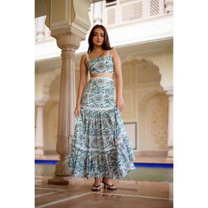 Bustier ajustado con tirantes en los hombros, falda escalonada con cremallera oculta lateral, detalles de encaje de ganchillo en tirantes y paneles de falda. - Product Image 1