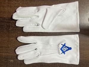 Gants en coton 100% brodés à la machine avec le symbole de la franc-maçonnerie (compas et équerre) de la Loge Bleue, blancs. - Product Image 2