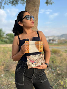 Cartera de mano occidental hecha a mano, Estilo Vintage, diseño antiguo, pelo de piel de vaca, con ranuras para tarjetas y efectivo - Product Image 5