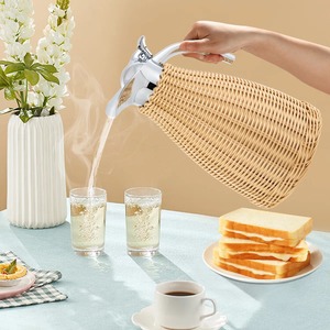 Jarra de ratán de diseño con tapa de clip, ideal para decoración del hogar, para servir agua y bebidas, hecha a mano en India. - Product Image 5