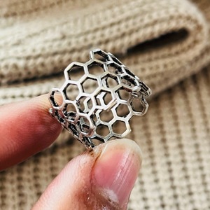 Anillo Geométrico de Panal de Abeja, Anillos Boho de Latón para Mujer, Acabado Plateado Oxidado, Hexágono Tribal - Product Image 5