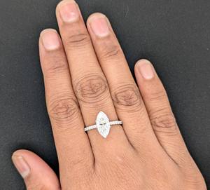 Anillo de compromiso y boda de oro blanco macizo de 14k con moissanita de 2 quilates de corte marquesa y detalles solitarios, chapado en rodio, moderno para fiesta, para mujer - Product Image 5