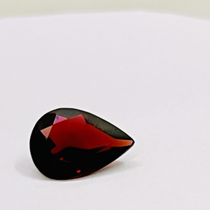 Pierre précieuse naturelle grenat du Mozambique, taille poire 13x18 mm, 10,45 carats, rouge, facettée, pour la création de bijoux fins - Product Image 3