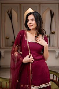 Conjunto de diseñador con top de georgette sintético con detalles de espejo y pantalones palazzo de georgette sintético y dupatta, completamente cosido y listo para usar. - Product Image 3