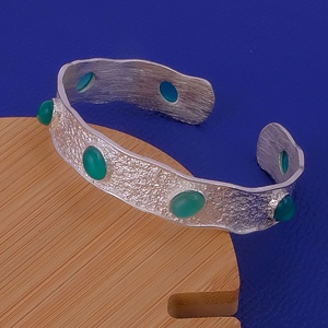 Bracelet ouvert en laiton texturé géométrique avec cabochon ovale en onyx vert naturel, plaqué argent, fait à la main, réglable, tendance - Product Image 1