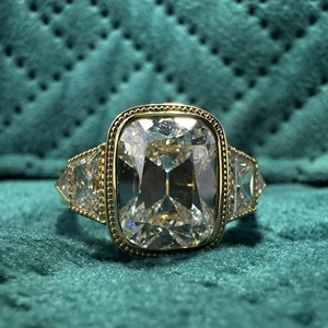 Anillo de Compromiso de Oro Amarillo de 18K con 5.74CT de Diamantes en Total, Anillo de Lujo con Diamante Cultivado en Laboratorio de Corte Cojín de 4.50CT - Product Image 1