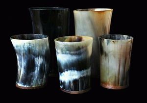 Verres à shot authentiques en corne de Viking, faits à la main, avec base en bois naturel et verre poli, pour shots de rhum, idéal pour les fêtes - Product Image 2