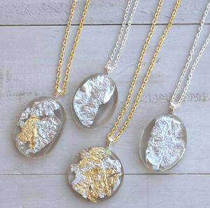 Collier et boucles d'oreilles en résine en forme de cœur avec pétales de rose faits à la main, design attrayant, avec chaîne dorée pour femmes et filles - Product Image 5
