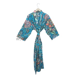 Kimono de retraite de week-end en tissu de coton pour robe à encolure en V Cozy Morning avec un design simple et un imprimé floral pour une tenue décontractée - Product Image 1