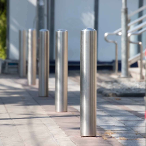 Bolardo de Seguridad para Estacionamiento de Acero Inoxidable de Grado Comercial para Protección de Carreteras y Caminos - Product Image 1