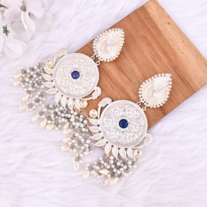 Pendientes Colgantes de Diseño Étnico en Plata Alemana con Hidroplata Azul, Kundan y Perlas - Product Image 4