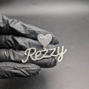 Colgante Personalizado con Nombre en Letra Cursiva, con Incrustaciones de Diamantes VVS Moissanite, con Corazón, Estilo Hip Hop, Joyería Brillante - Product Image 5