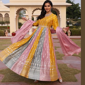 Dernière collection de costumes Anarkali verts de bonne qualité pour femmes, pour les mariages, les fêtes de Diwali, manches 3/4, en crêpe de soie Rangoli - Product Image 1