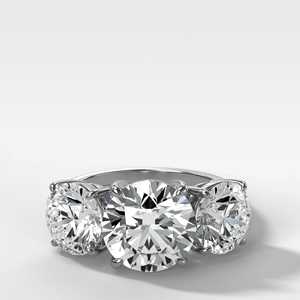 Bague de fiançailles classique en or massif 10K 14K 18K avec trois diamants blancs de laboratoire 4 carats, sertis à griffes, certifiée IGI VS+/VVS+, pour mariage - Product Image 1