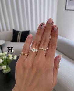 Bague de fiançailles de luxe avec diamant de laboratoire rond brillant de 2 carats, trois pierres, avec diamants latéraux ronds, certifiée - Product Image 1