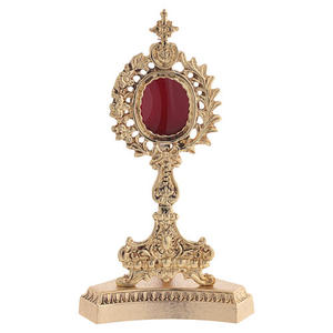 Relicario de latón elegante dorado con centro rojo y cruz superior, forma tradicional de rayos de sol, decoración interior para el hogar, regalos para bautizo y iglesia. - Product Image 4