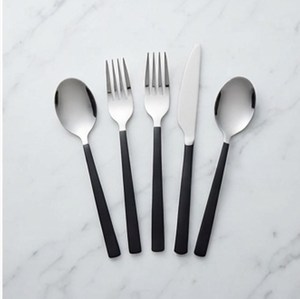 Juego de cubiertos minimalista de acero inoxidable con mangos negros, apto para lavavajillas, para comidas diarias. - Product Image 1