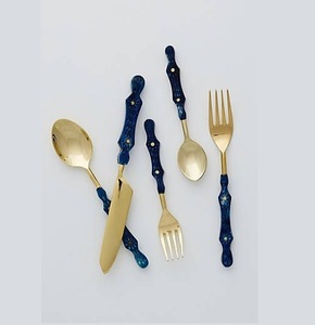 Ensemble de couverts modernes en acier inoxydable, 4 pièces, manches côtelés, fourchette, couteau, cuillère - Product Image 1