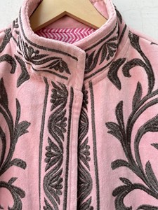 Chaqueta Premium Hecha a Mano de Terciopelo con Bordado de Cara de León Suzani, Floral Rosa, Manga Larga, Cuello Alto, Estilo Boho - Product Image 2