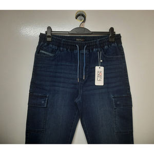 Pantalon cargo long en denim polyvalent pour homme, conçu pour le confort, la durabilité et la mode urbaine moderne, avec des poches cargo latérales profondes - Product Image 2