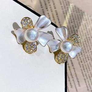 ต่างหูมุกสีขาวสไตล์ฝรั่งเศสแบบย้อนยุค ดีไซน์แบบเกลียว สไตล์วินเทจย้อนยุค - Product Image 5