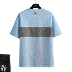เสื้อยืดผู้ชายสีฟ้าอ่อน ผ้าเนื้อพิเศษ แถบสีเทาที่อก แขนสั้น สไตล์ลำลอง สตรีทแวร์ ทรงหลวม แฟชั่นฤดูร้อน ทันสมัย - Product Image 2