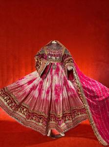 Elegante Vestido Largo Maxi Afgano Kuchi con Falda Larga Hasta el Suelo, Adorno Bordado en el Cuerpo y Patrones Geométricos Tradicionales - Product Image 5