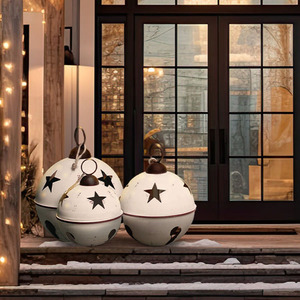 Campanas de metal grandes blancas con efecto envejecido, con patrones de estrellas recortadas, partes superiores marrones y anillas para colgar, para decoración navideña - Product Image 4