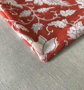 Tissu en coton imprimé à la main – Motif floral classique Moghol |   Rouge et Blanc |   Textile indien fait main - Product Image 4