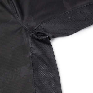 เสื้อตกปลาผู้ชายสีดำ โพลีเอสเตอร์ ระบายอากาศได้ดี UPF 50 เสื้อคลุมแบบสวมหัวสำหรับกิจกรรมกลางแจ้ง สีพื้น น้ำหนักเบา - Product Image 4